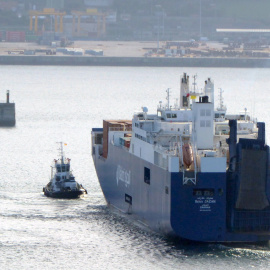 Imagen de archivo del buque saudí 'Bahri Jazan' entrando en el puerto de Bilbao. LUIS ARBIDE