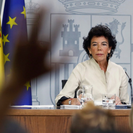 La ministra portavoz Isabel Celaá, durante la rueda de prensa consejo ministros celebrada en el Palacio de La Moncloa. EFE/Emilio Naranjo