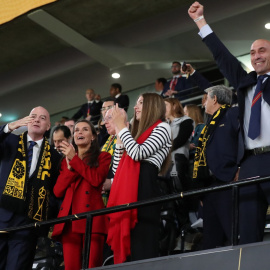 El president de la RFEF, Luis Rubiales, a la llotja d'autoritats de la final del Mundial, amb la reina Letizia.