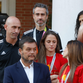 El entrenador de la selección femenina de fútbol Jorge Vilda (2i) junto al presidente de Real Federación Española de Fútbol (RFEF), Luis Rubiales (i) durante la recepción del Presidente del Gobierno Pedro Sánchez