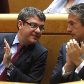 El ministro de Energía, Álvaro Nadal, junto al ministro de Fomento, Íñigo de la Serna, en el Senado. EFE