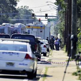 El personal de emergencias, a los alrededores de un local de la cadena de tiendas Dollar General después del tiroteo en el que un supremacista blanco ha matado a tres personas en Jacksonville, Florida, a 26 de agosto de 2023