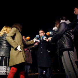 El abogado defensor de José Enrique Abuín Gey, alias "El Chicle", José Ramón Sierra, en el centro, ofrece declaraciones a los medios esta tarde tras visitar a su cliente en el penal coruñés de Teixeiro.| CABALAR (EFE)