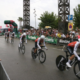 Diverses persones animen els ciclistes a la sortida de la contrarellotge inaugural de la Vuelta.