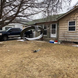 Foto facilitada por el Departamento de Policía de Broomfield que muestra partes de los escombros del vuelo 328 de United Airlines (Boeing 777-200, número de cola N213UA), en Broomfield, Colorado, EE. UU., 20 de febrero de 2021.