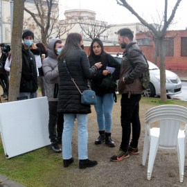 L'advocada de Pablo Hasel, Alejandra Matamoros, amb membres de la Plataforma que defensen la llibertat del raper, al davant de la presó de Ponent.