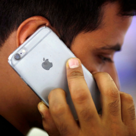 Un hombre habla con su IPhone en en ueva Delhi. REUTERS/Adnan Abidi