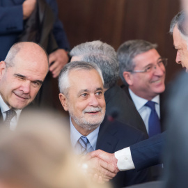 Los expresidentes andaluces Manuel Chaves y José Antonio Griñán saludan al exconsejero de Empleo, José Antonio Viera, en la sala la Audiencia Provincial de Sevilla donde se celebra el juicio por la pieza política del caso ERE. EFE/Raúl Caro