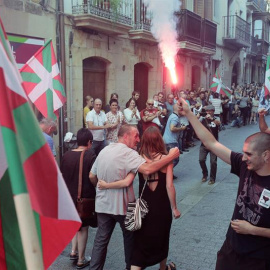 El preso de ETA Xabier Ugarte (c) a su llegada esta tarde a la localidad guipuzcoana de Oñate. Xabier Ugarte Villar ha salido este domingo de la cárcel de Topas (Salamanca) tras cumplir 22 años de condena por varios delitos, entre otros el 