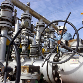 Un trabajador examina las válvulas de la refinería de Al-Sheiba, cerca de la ciudad iraquí de Basora. REUTERS/Essam Al-Sudani