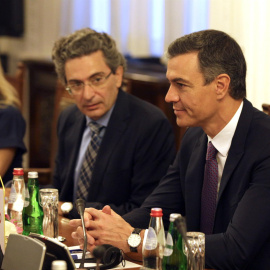 El primer ministro español, Pedro Sánchez, observa durante la reunión con el presidente del parlamento serbio, Ivica Dacic (no en la foto), en Belgrado, Serbia, el 30 de julio de 2022.