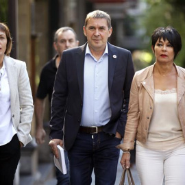 (De i. a d.) Los miembros de EH BIldu, Miren Larrion, Arnaldo Otegi, Maddalen Iriarte, Jasone Agirre, se dirigen a la sede del PNV para reunirse con Urkullu, dentro de la ronda de contactos para formar Gobierno. EFE/Luis Tejido