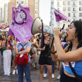 Una joven participa en una manifestación en apoyo a las jugadoras de la Selección española de fútbol y en concreto de Jenni Hermoso en Madrid, este lunes. “Contigo Jenni (Hermoso). Con las campeonas del mundo. Por un deporte libre de violen