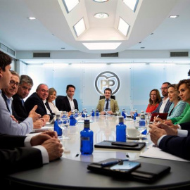 El presidente del Partido Popular, Pablo Casado (fondo), presidió la reunión del Comité de Dirección del partido, este lunes en Madrid. /EFE-Tarek