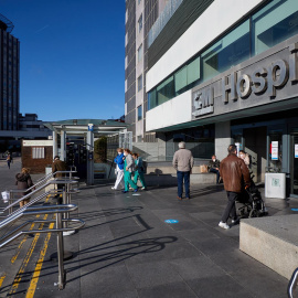 Acceso al hospital de La Paz en Madrid a 27 de diciembre de 2021.