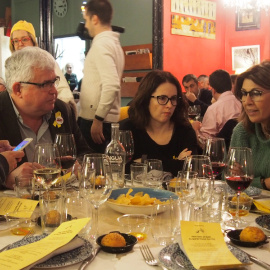 Marcel Mauri (Òmnium), Agustí Alcoberro (ANC), Sussana Barreda i Laura Masvidal, en el sopar per recollir fons pels presos al restaurant Semproniana de Barcelona. / Queralt Castillo