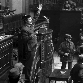 Fotografía de archivo (23/02/1981), de Antonio Tejero cuando irrumpió, pistola en mano, en el Congreso de los Diputados.