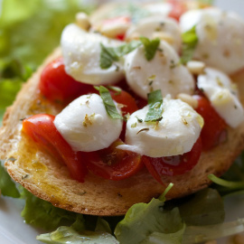 Tosta de queso fresco y tomate. - Moira Nazzari . Pixabay