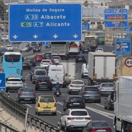 Retenciones de tráfico durante la segunda fase de la operación salida del verano, este viernes en la Autovía A-7 a su paso por Murcia.