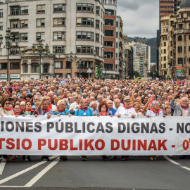 El Movimiento de Pensionistas de Bizkaia se manifiesta en demanda de unas pensiones dignas y del blindaje del sistema público actual. Vista de la manifestación en la calle Buenos Aires. EFE/JAVIER ZORRILLA