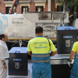 El responsable de Medio Ambiente del Ayuntamiento de Madrid, Borja Carabante, visita las obras de remodelación de los cubos de basura del distrito Centro y del barrio de Salamanca.