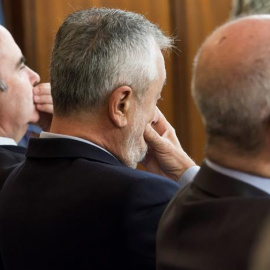 Zarrías, Griñán y Chaves, durante el juicio. EFE/ Raúl Caro