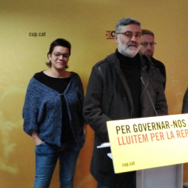 El cap de llista de la CUP el 21D, Carles Riera, en roda de premsa a la seu del partit aquest dimecres, amb els diputats electes Natàlia Sànchez, Vidal Aragonés i Maria Sirvent. / CUP