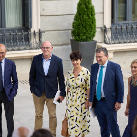 El portavoz del PNV en el Congreso, Aitor Esteban (2d) y los diputados del PNV en el Congreso, Mikel Legarda (1i), Idoia Sagastizabal (1d), Maribel Vaquero (c) y Joseba Andoni Agirretxea (2i) a su llegada al Congreso, a 16 de agosto de 2023