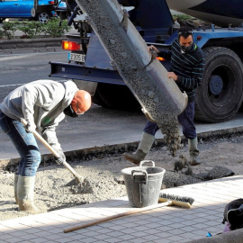 Dos trabajadores en una obra en Las Palmas de Gran Canaria.