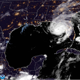 Fotografía satelital que muestra la tormenta tropical Idalia cerca de las costas de Florida, a 29 de agosto de 2023.