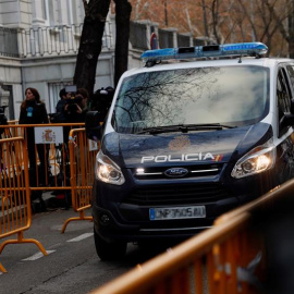 Un furgún de la Policía Nacional a su llegada al Supremo. EFE/ Fernando Alvarado