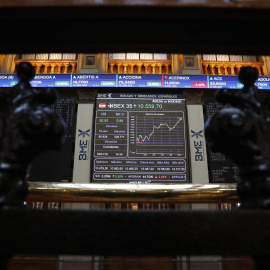 Paneles informativos en el patio de negociación de la Bolsa de Madrid.EFE/Javier Lizón