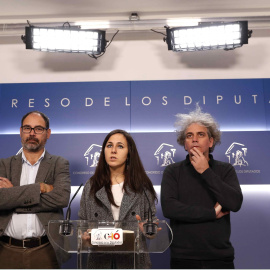 La diputada de Unidos Podemos, Ione Belarra, junto a sus compañeros de formación, Alberto Montero y Marcelo Expósito, ofrece declaraciones a los medios en relación a los incidentes ocurridos en la cárcel de Archidona durante las últimas sem