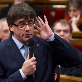 El presidente de la Generalitat, Carles Puigdemont, durante la sesión de control al gobierno catalán que se celebra este miércoles en el Parlament de Cataluña, un día después de la reunión del lider del PSOE, Pedro Sánchez, con el president