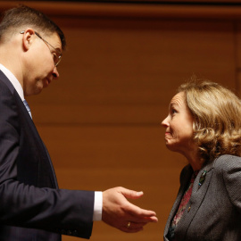 La ministra de Economía, Nadia Calviño, conversa con el vicepresidente de la Comisión Europea para el Euro y el Diálogo Social, Valdis Dombrovskis, al inicio de la reunión del Ecofin en Luxemburgo. EFE/ Julien Warnand