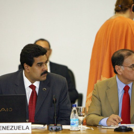 Una imagen de 2008 de Nicolás Maduro, entonces ministro de Exteriores venezolano,  con Ali Rodriguez, en ese momento ministro de Finanzas, en una reunión de ministros y gobernadores de bancos centrales de América Latina en Brasilia. AFP PHO