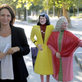 La diputada de Unidos Podems, Carolina Bescansa, antes de valorar ante los medios la propuesta de la ejecutiva de Podemos Galicia, esta tarde en el parque de la Alameda, en Santiago de Compostela. EFE/Lavandeira jr