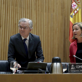 El presidente de la CNMV, Sebastián Albella, junto a la presidenta de la Comisión, Ana Oramas, momentos antes de comparecer en la Comisión de investigación de la crisis financiera y rescate bancario, en el Congreso de los Diputados de Madri