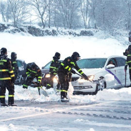 La UME ayudando a circular a vehículos atrapados por la nieve en la AP-6. /EFE