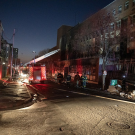 Los bomberos trabajan en el lugar de un incendio mortal en las primeras horas de la mañana, en Johannesburgo, Sudáfrica, el 31 de agosto.