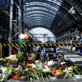 Un hombre empujó a una mujer y su hijo de ocho años a las vías en la estación de Fráncfort el pasado lunes. El niño falleció horas más tarde del suceso. / Reuters