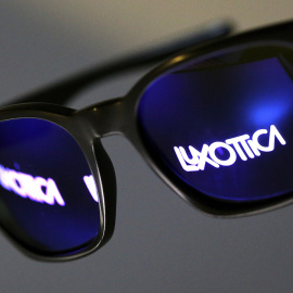 El nombre de Luxottica se releja en los cristales de unas gafas de sol. REUTERS/Alessandro Bianchi