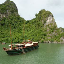 Un barco turístico en la bahía de Ha Long  / WIKIMEDIA