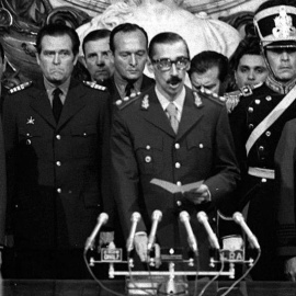 Jorge Rafael Videla jura como presidente de Argentina en 1976.