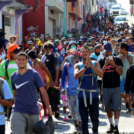 22/08/2022. Cientos de migrantes caminan en caravana, en el municipio de Tapachula, en el estado de Chiapas (México), a 22 de agosto de 2022.