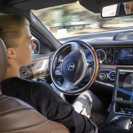 Una mujer viaja en el asiento del conductor en un coche autónomo / EFE