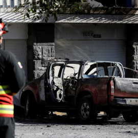 Los restos calcinados de uno de los coches bomba en Quito, Ecuador.