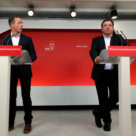 El secretario regional del PSOE, Guillermo Fernández Vara, y el portavoz socialista en el Senado, Ander Gil, durante la rueda de prensa posterior a la reunión de la Permanente de la Ejecutiva Federal del partido celebrada en Ferraz. EFE/ Fe