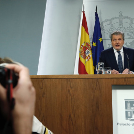 El portavoz del Gobierno, Íñigo Méndez de Vigo, durante la rueda de prensa ofrecida al término de la reunión del Consejo de Ministros que se ha celebrado en Moncloa. EFE/Ángel Díaz