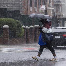 Un peatón camina durante las fuertes lluvias que provocaron inundaciones generalizadas en el distrito de Queens de Nueva York, Nueva York (EEUU), a 29/09/2023.